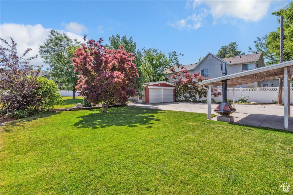 View of yard featuring an outdoor structure and a detached garage
