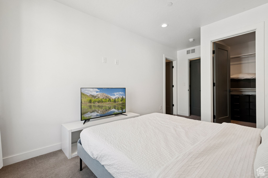 Bedroom with carpet flooring, baseboards, recessed lighting, and a closet