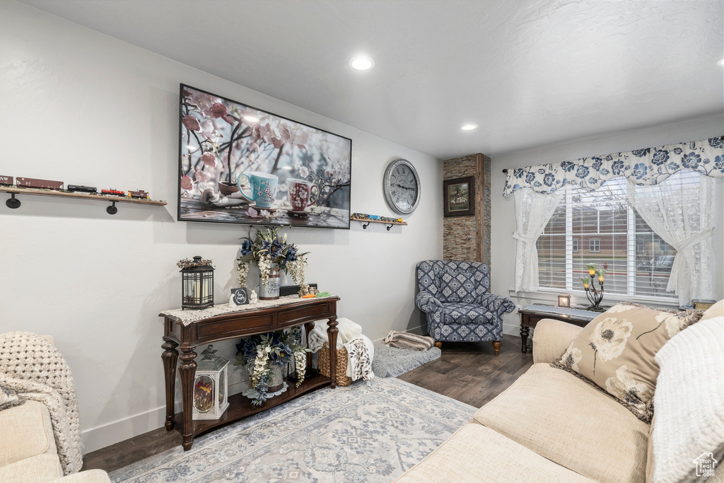 Living room with recessed lighting, baseboards, and wood finished floors