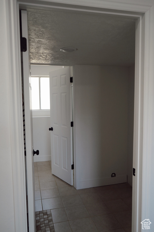 Tiled spare room with baseboards