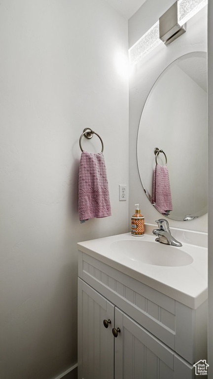 Bathroom with vanity and a wall unit AC