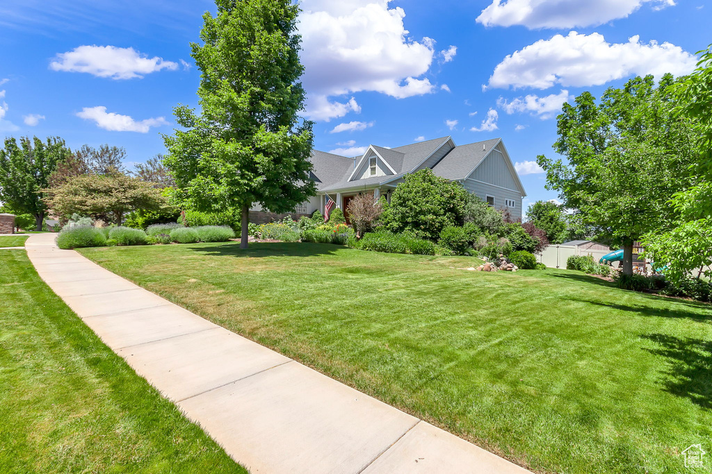 View of front of house featuring a front yard