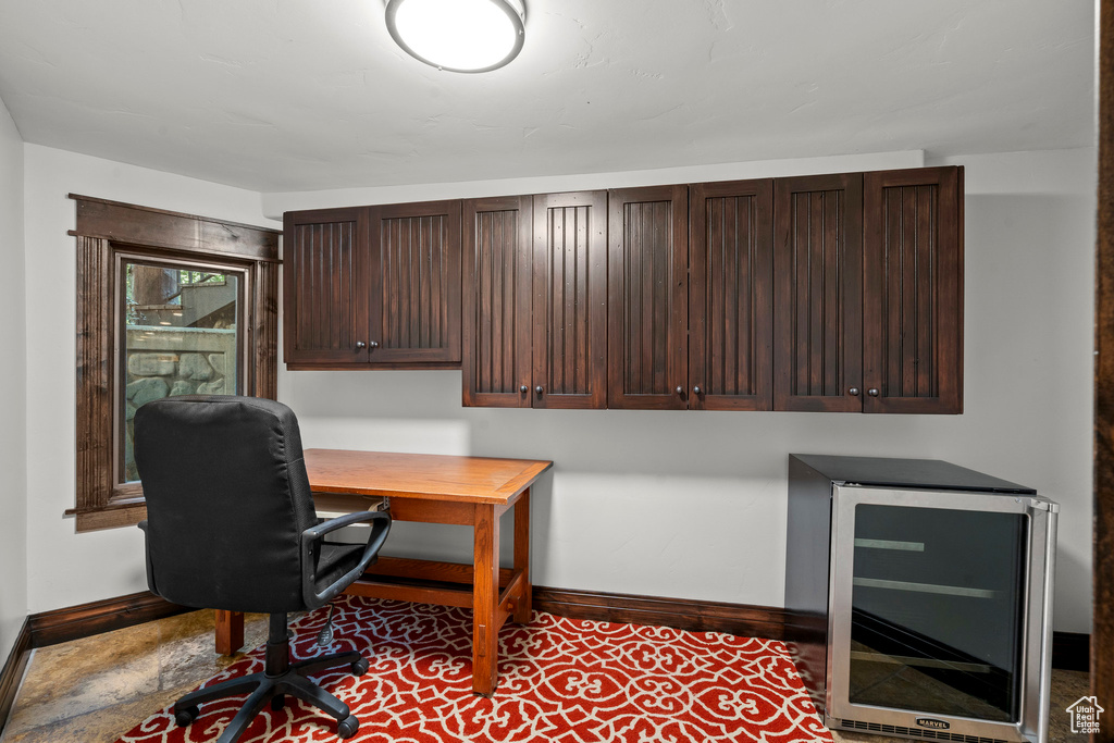 Home office with beverage cooler and baseboards
