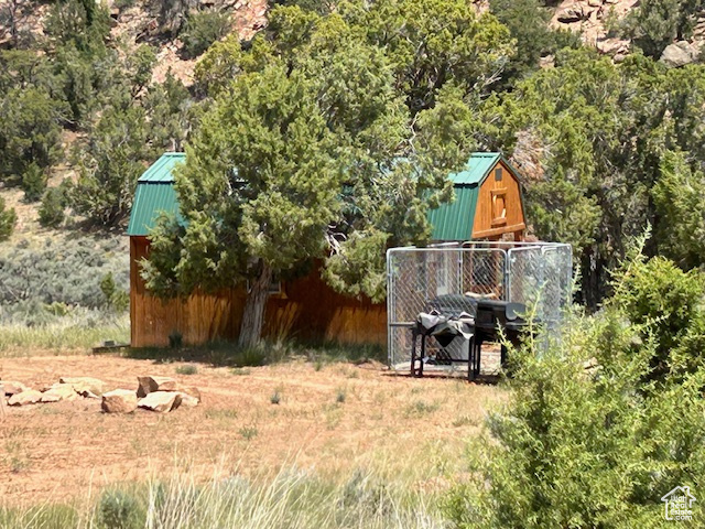 View of yard featuring an outbuilding