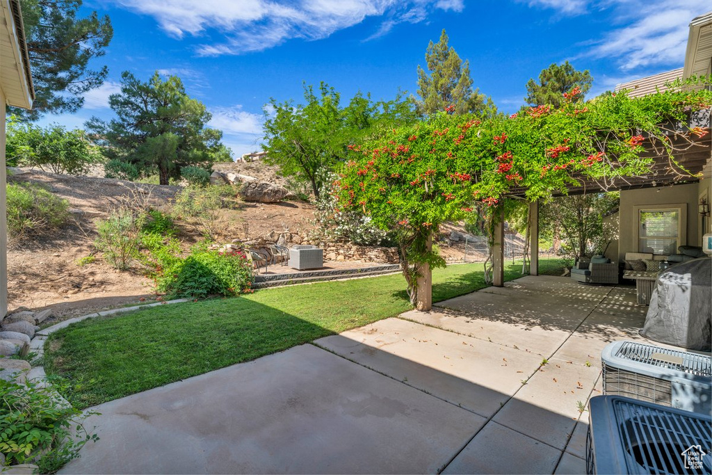 View of patio / terrace featuring an outdoor living space