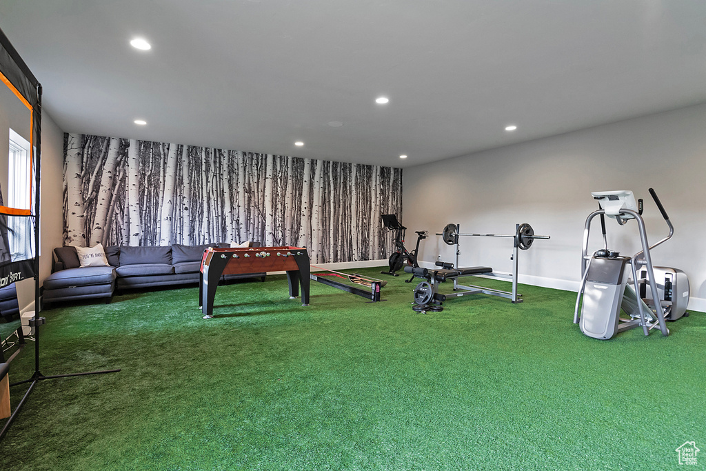 Exercise room featuring carpet floors, recessed lighting, and baseboards