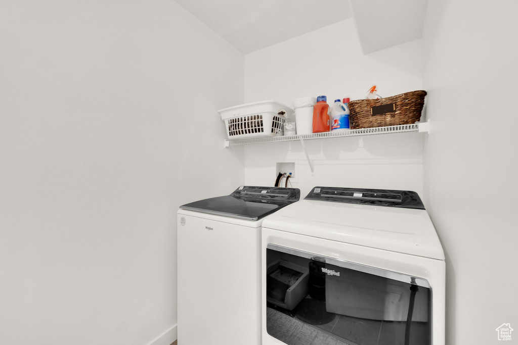 Washroom with independent washer and dryer and baseboards