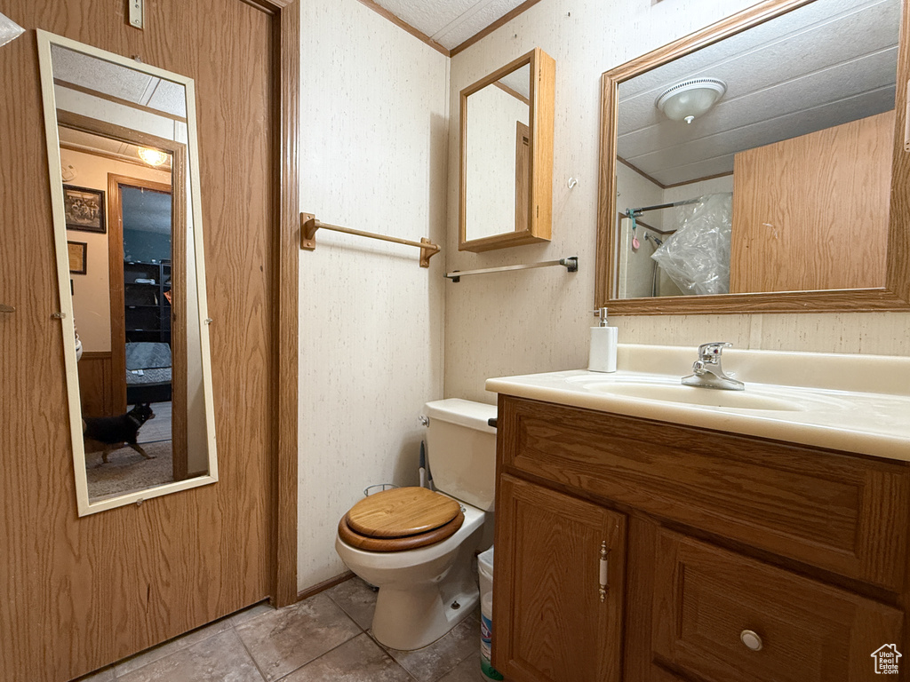 Bathroom with vanity, a shower with curtain, and crown molding