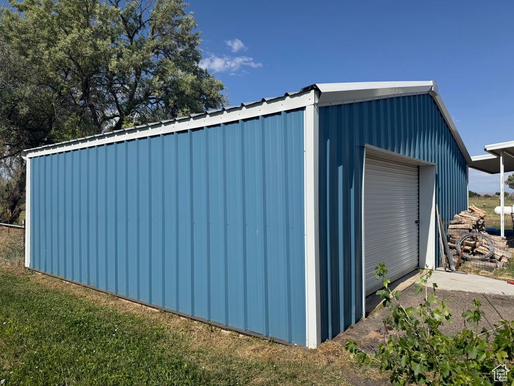 View of outbuilding featuring driveway
