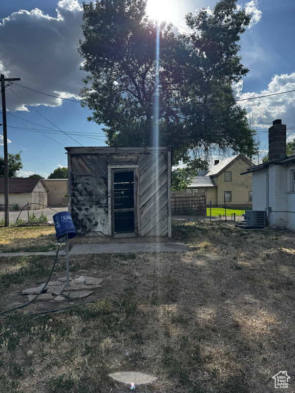 View of yard featuring a storage shed