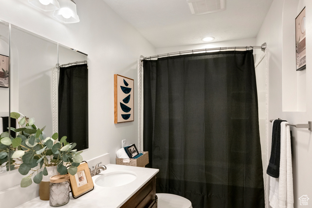 Full bath featuring vanity, toilet, and a shower with curtain
