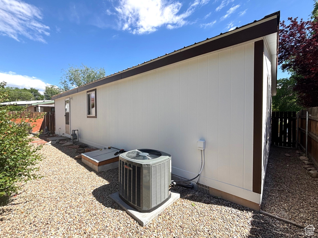 View of home\\\\\\\\\\\\\\\\\\\\\\\\\\\\\\\'s exterior featuring central AC unit