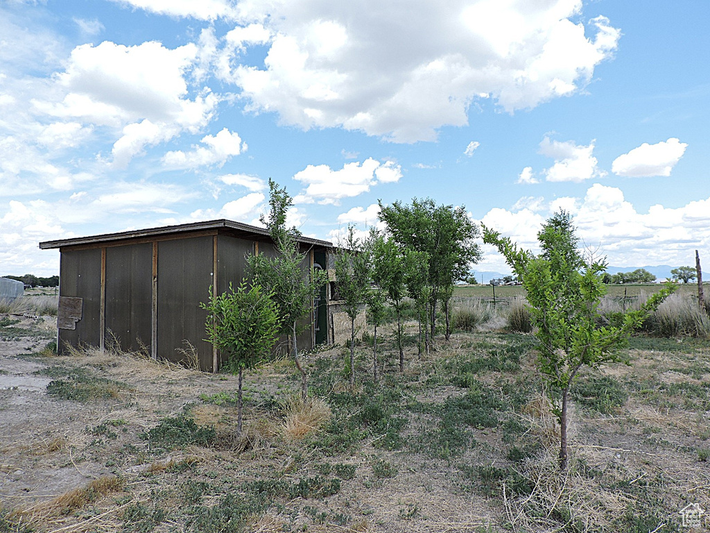 View of yard featuring an outdoor structure