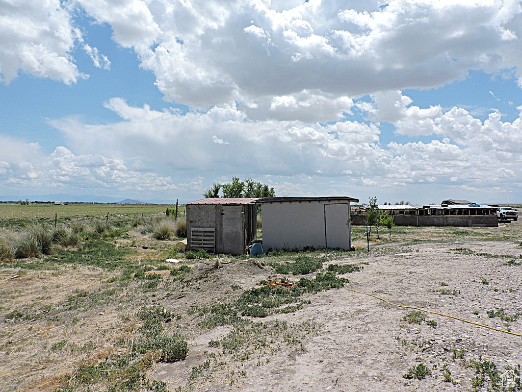 View of yard featuring an outdoor structure and a rural view