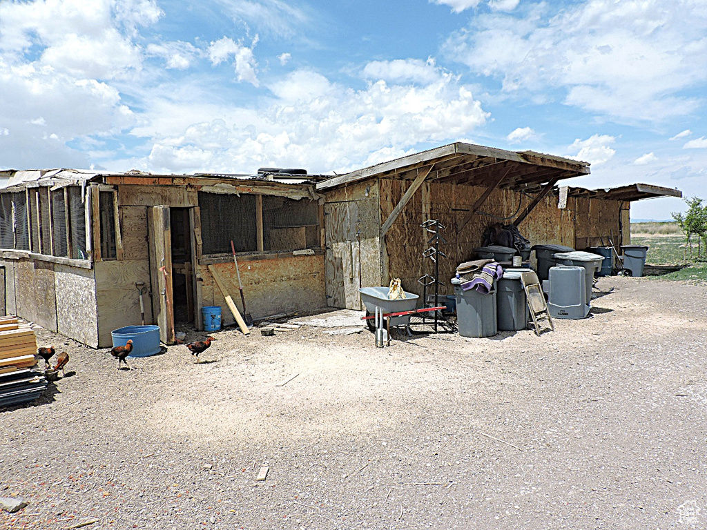 View of yard with an outdoor structure