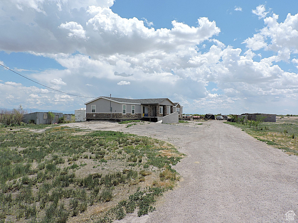 Manufactured / mobile home featuring gravel driveway