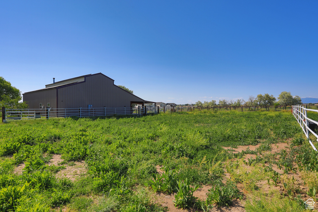 View of yard featuring an outbuilding