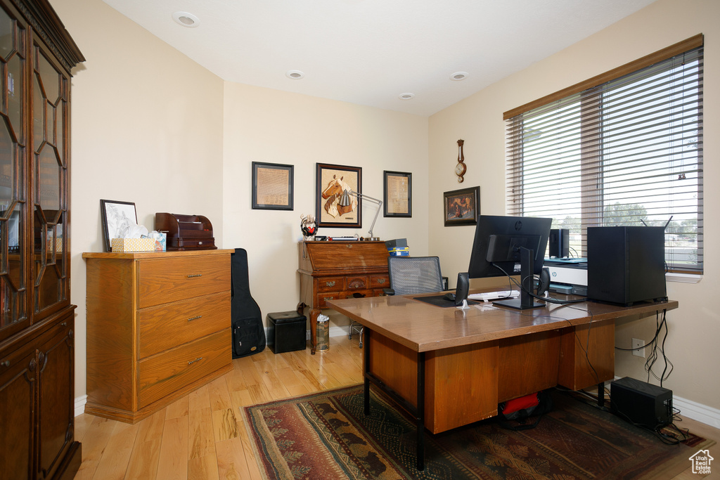 Office area featuring light wood-style floors, plenty of natural light, recessed lighting, and baseboards