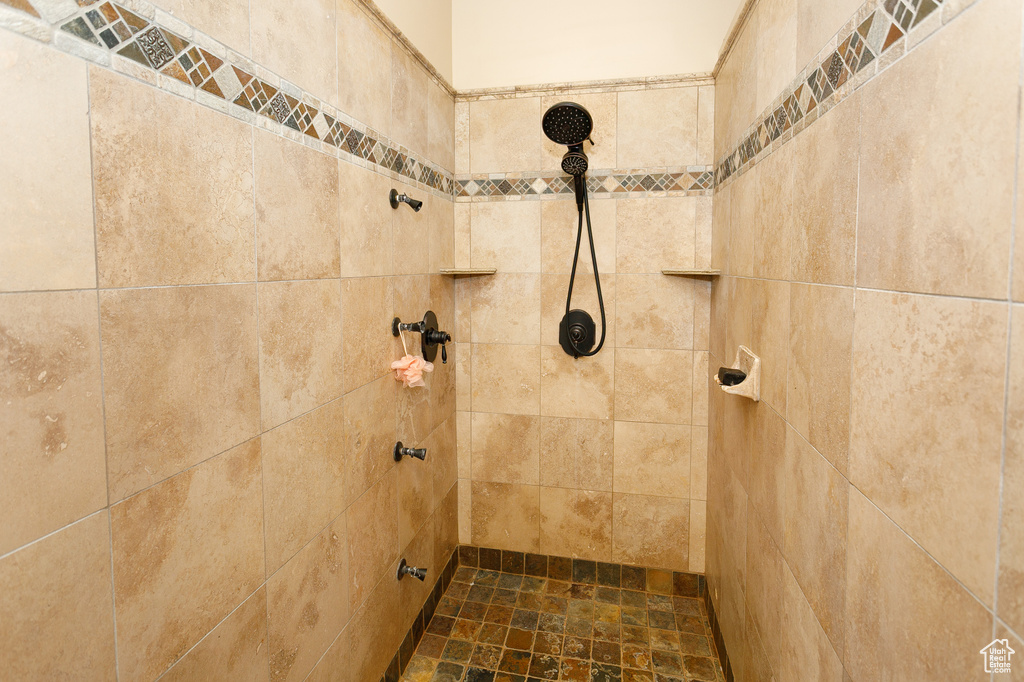 Bathroom featuring tiled shower