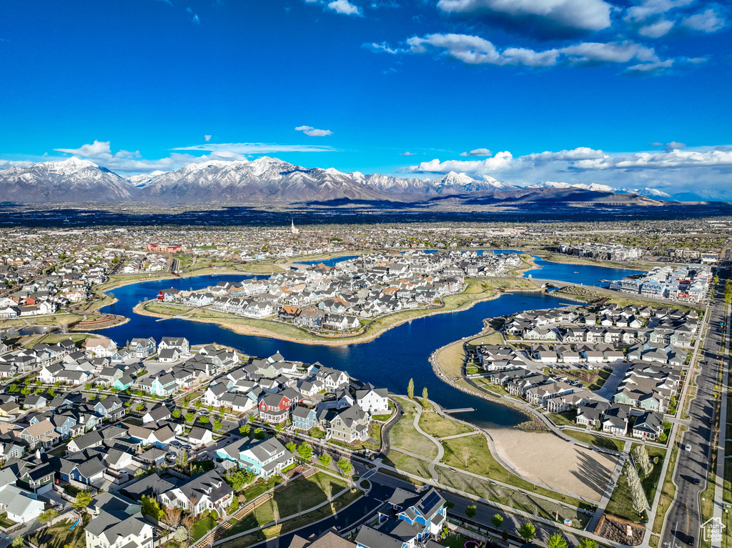 Aerial overview of property\\\\\\\\\\\\\\\'s location with nearby suburban area and a water and mountain view