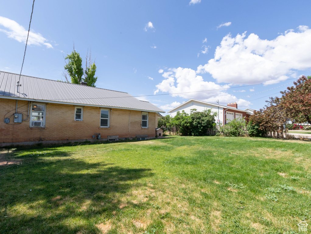 View of grassy yard