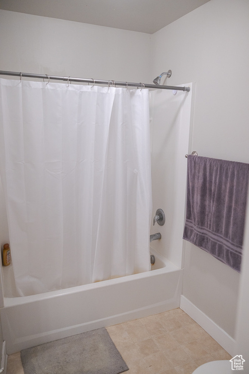Full bathroom with shower / bath combo