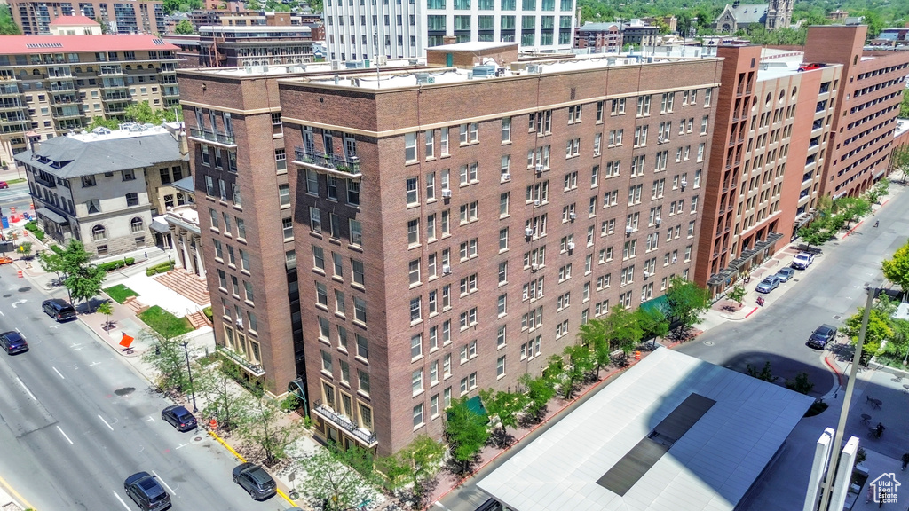 View of apartment building / complex featuring a view of city