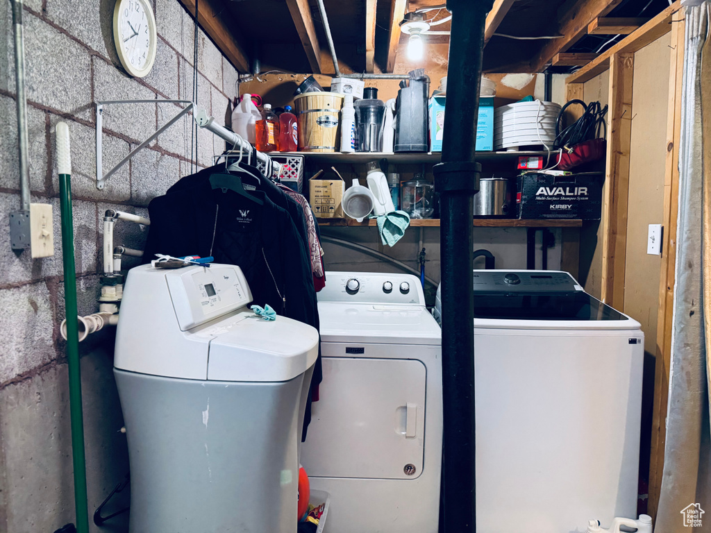 Washroom with washing machine and dryer