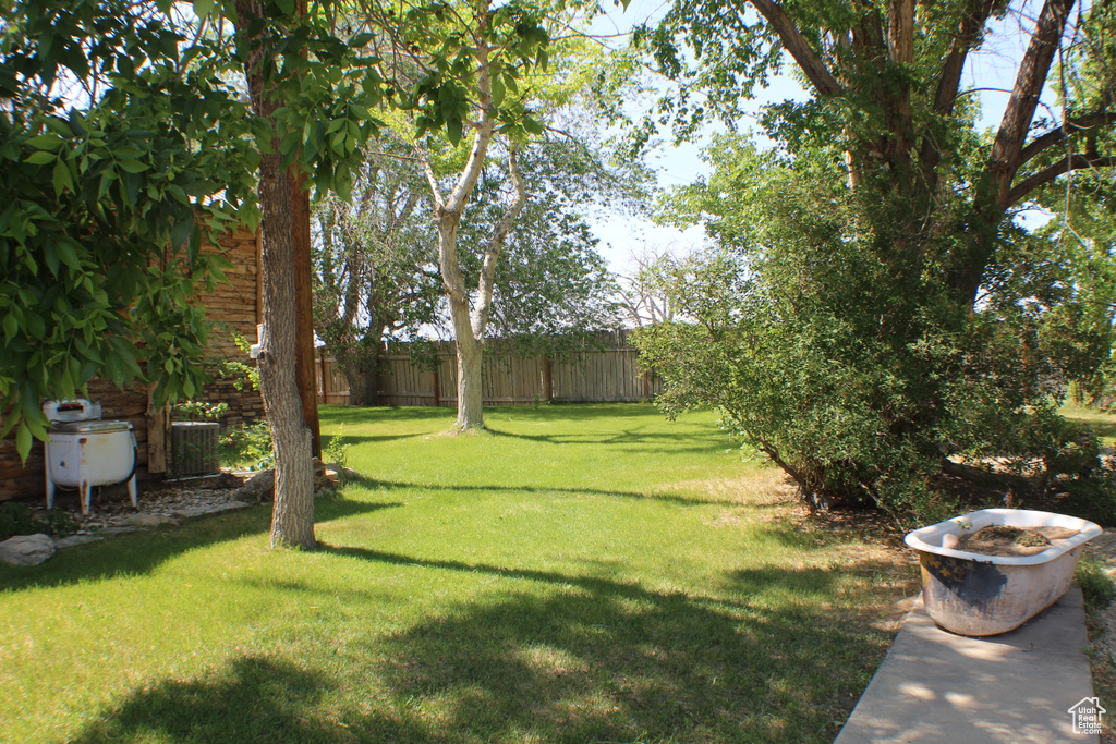 View of yard with cooling unit