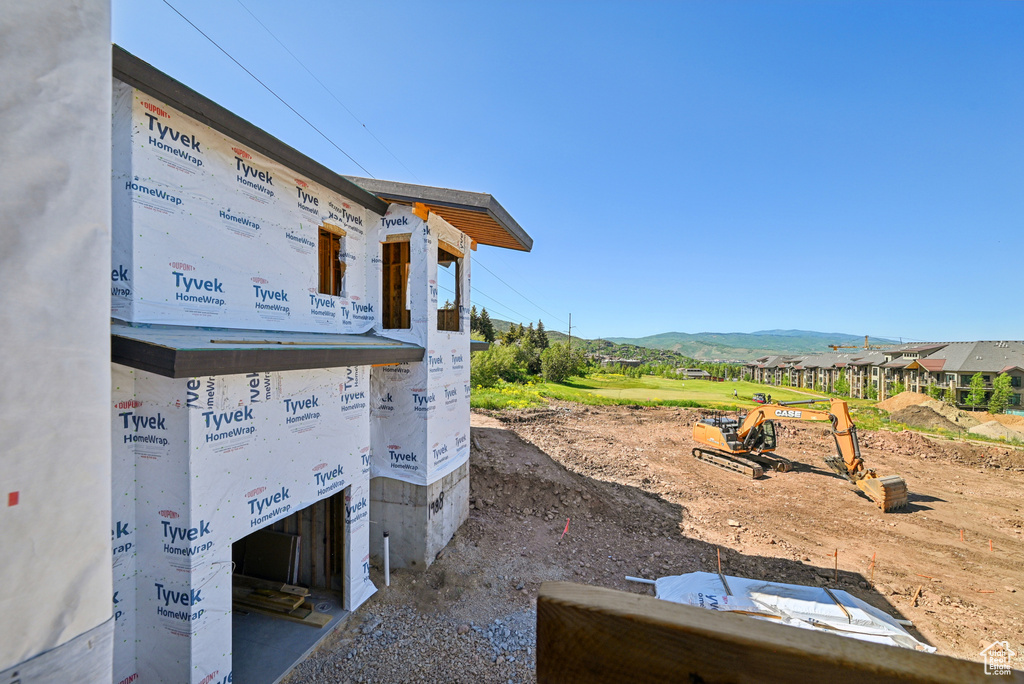 View of yard featuring a mountain view