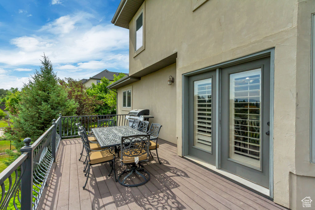 Deck with outdoor dining area and grilling area