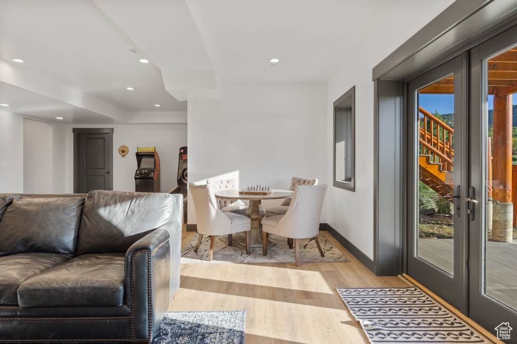 Living room featuring light wood-style floors, healthy amount of natural light, recessed lighting, and baseboards