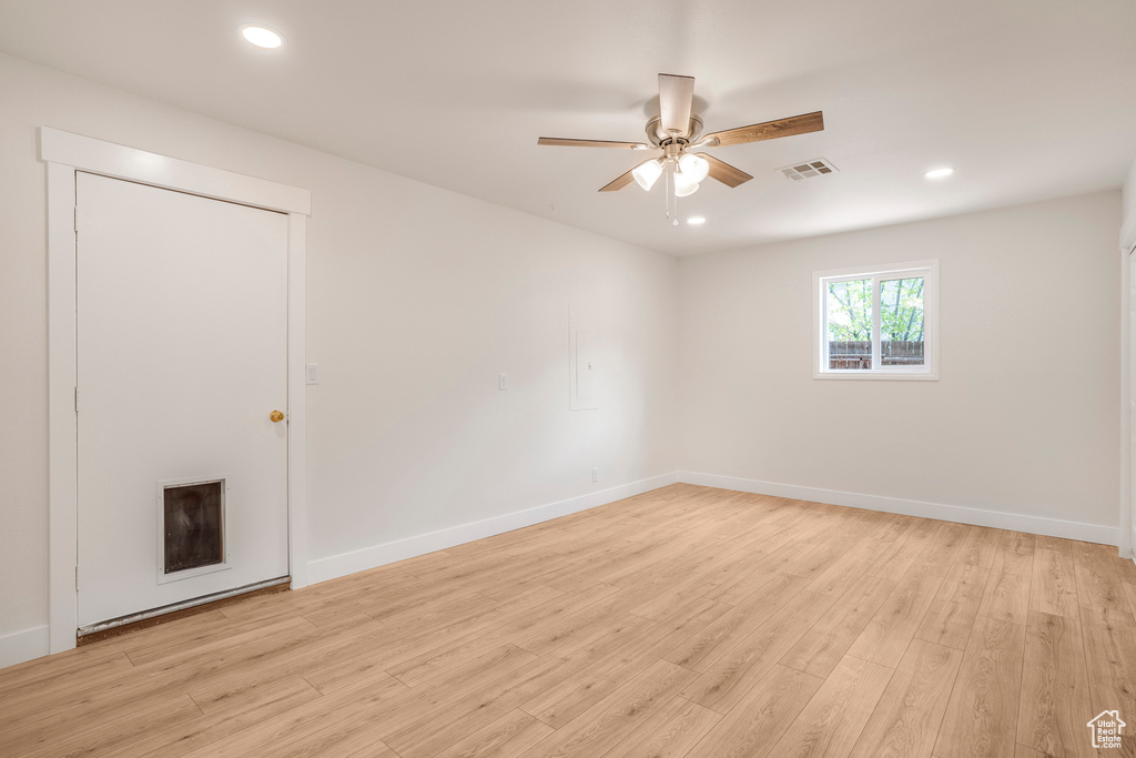 Unfurnished room featuring light wood-style floors, ceiling fan, baseboards, and recessed lighting