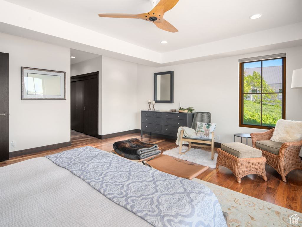 Bedroom featuring wood finished floors, baseboards, recessed lighting, a ceiling fan, and a closet