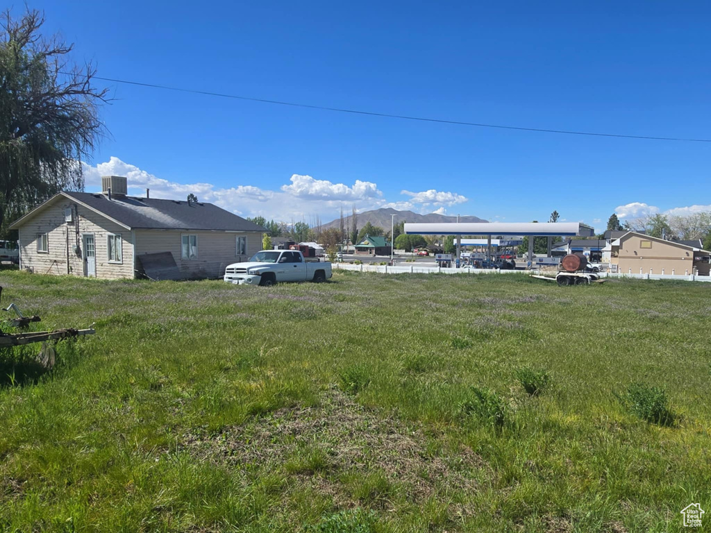 View of yard featuring a mountain view and central air condition unit