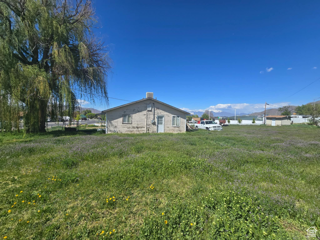 View of yard featuring a mountain view