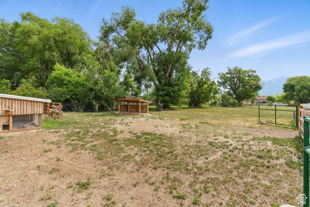 View of yard featuring exterior structure and an outbuilding