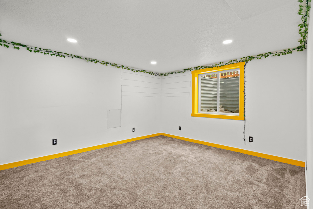 Unfurnished room featuring carpet floors, baseboards, and recessed lighting