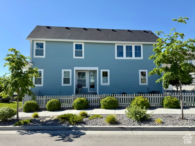 View of front of home featuring a fenced front yard