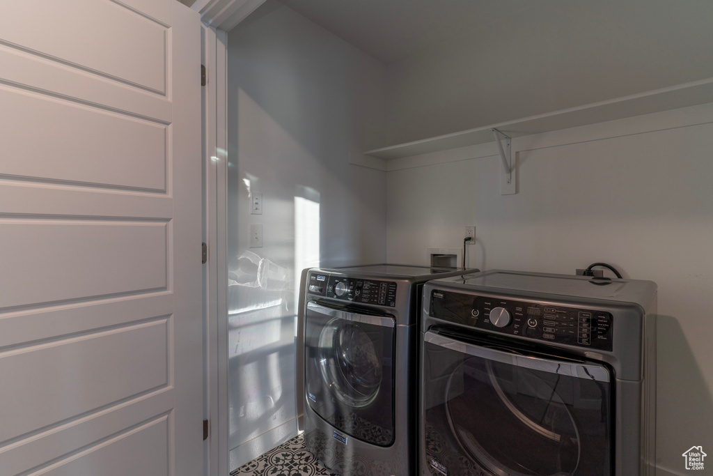 Laundry room with independent washer and dryer