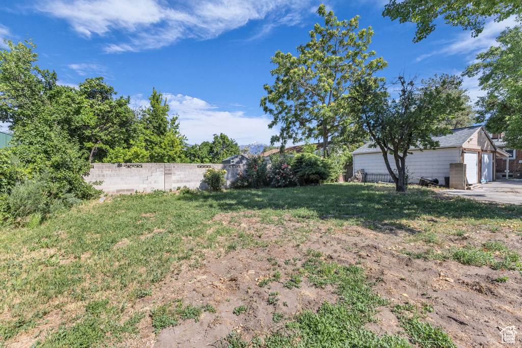 View of yard with an outdoor structure and a garage