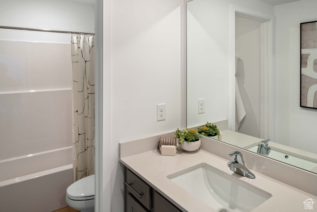 Full bath featuring vanity, toilet, and shower / bath combo