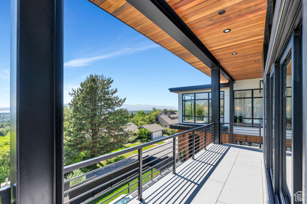 Balcony featuring a mountain view