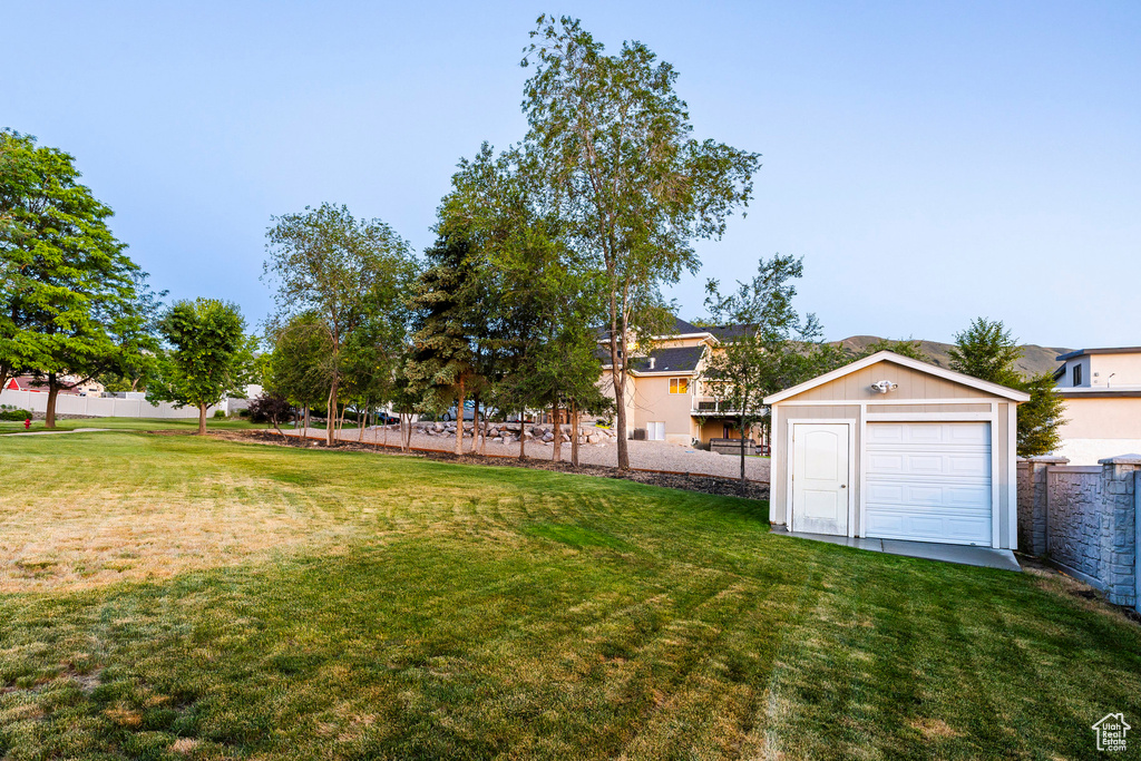 View of yard featuring an outdoor structure