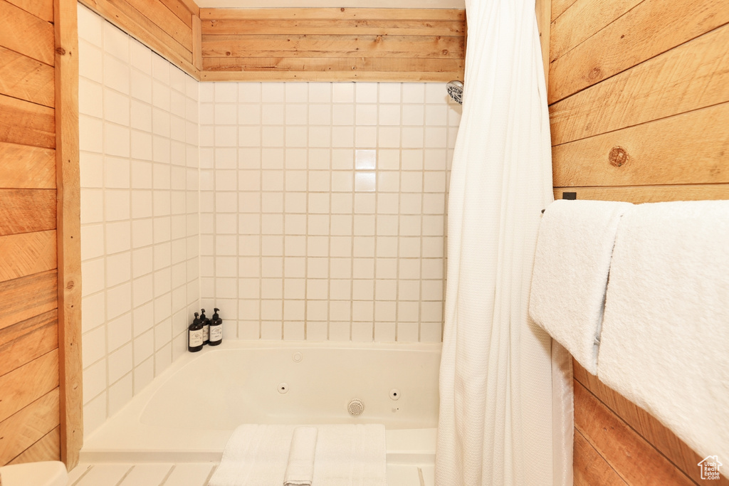 Full bathroom featuring a combined bath / shower with jetted tub