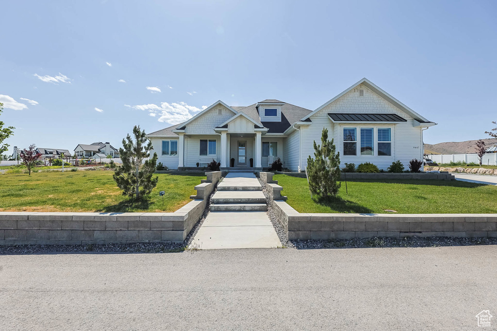 Craftsman-style house featuring a front yard