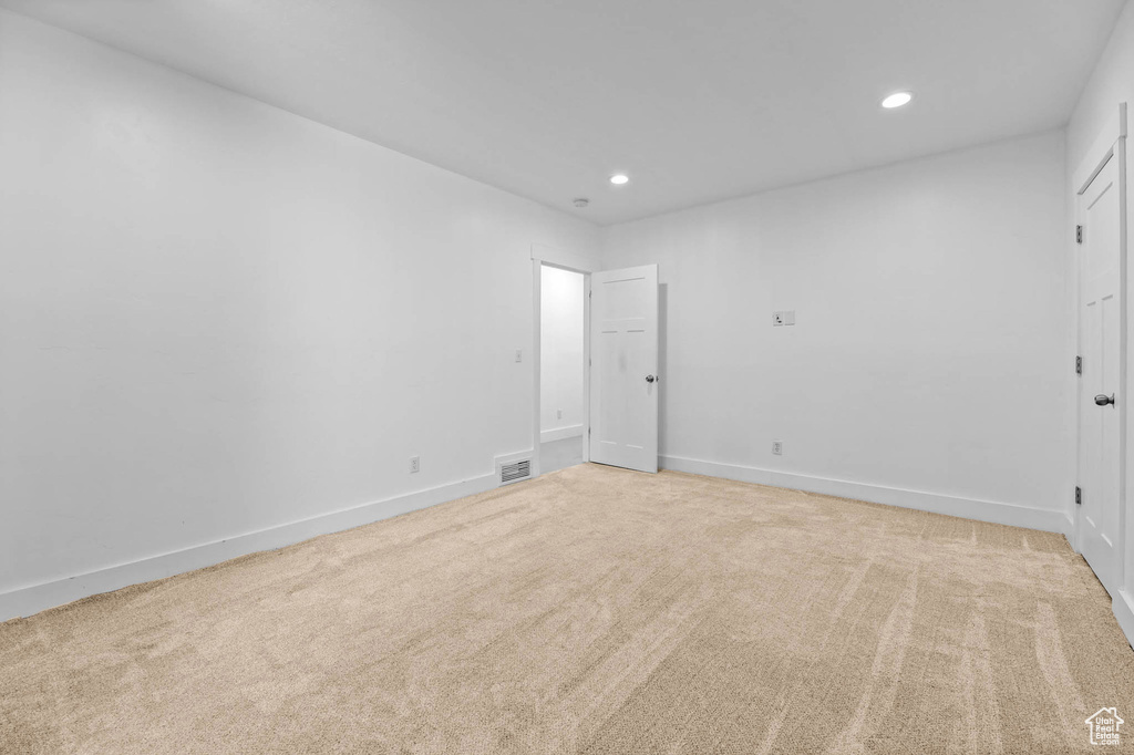 Carpeted spare room with recessed lighting and baseboards