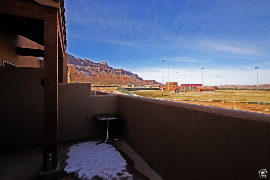 Balcony featuring a mountain view