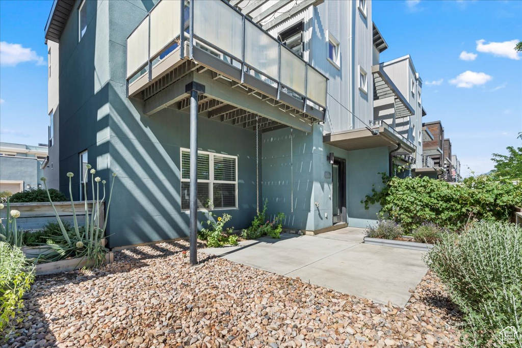 Entrance to property featuring a balcony