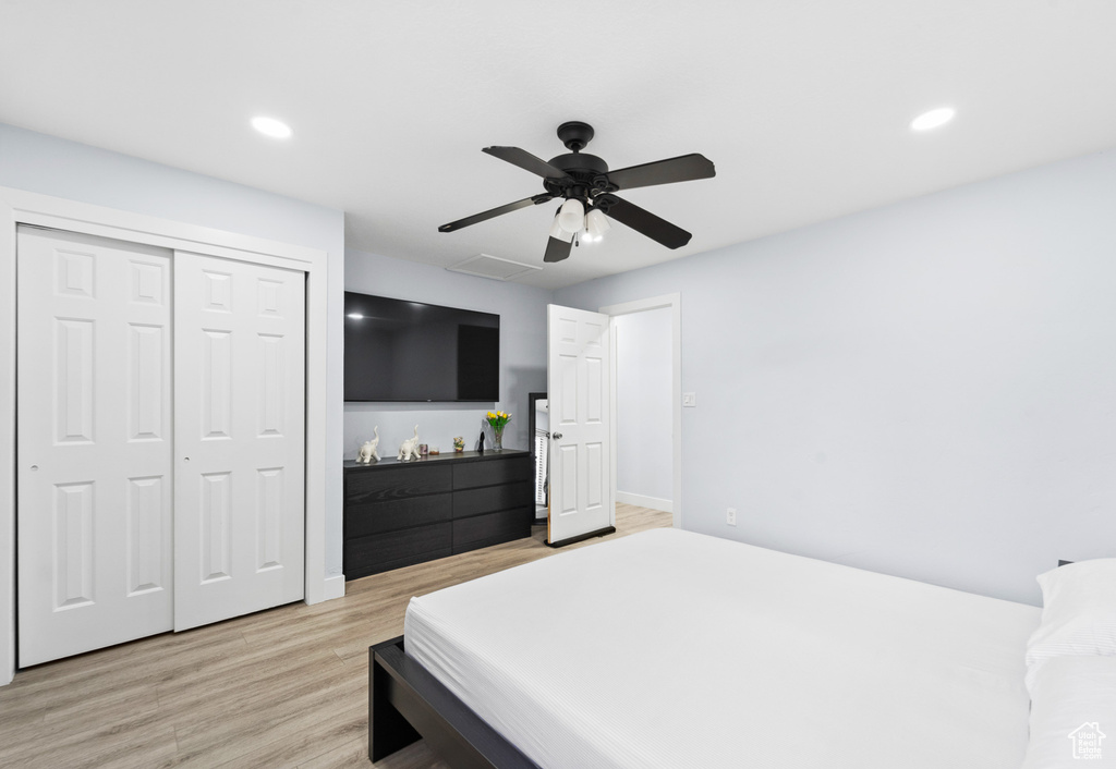 Bedroom featuring light wood finished floors, recessed lighting, a closet, and a ceiling fan